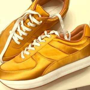 Platform tennis shoe in gold